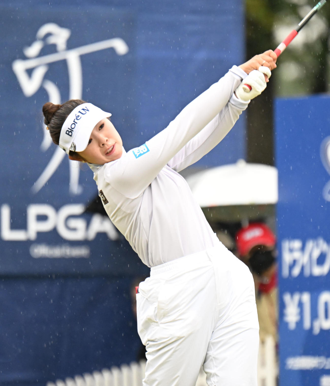 1番、ティーショットを打つ山下美夢有（撮影・和賀正仁）