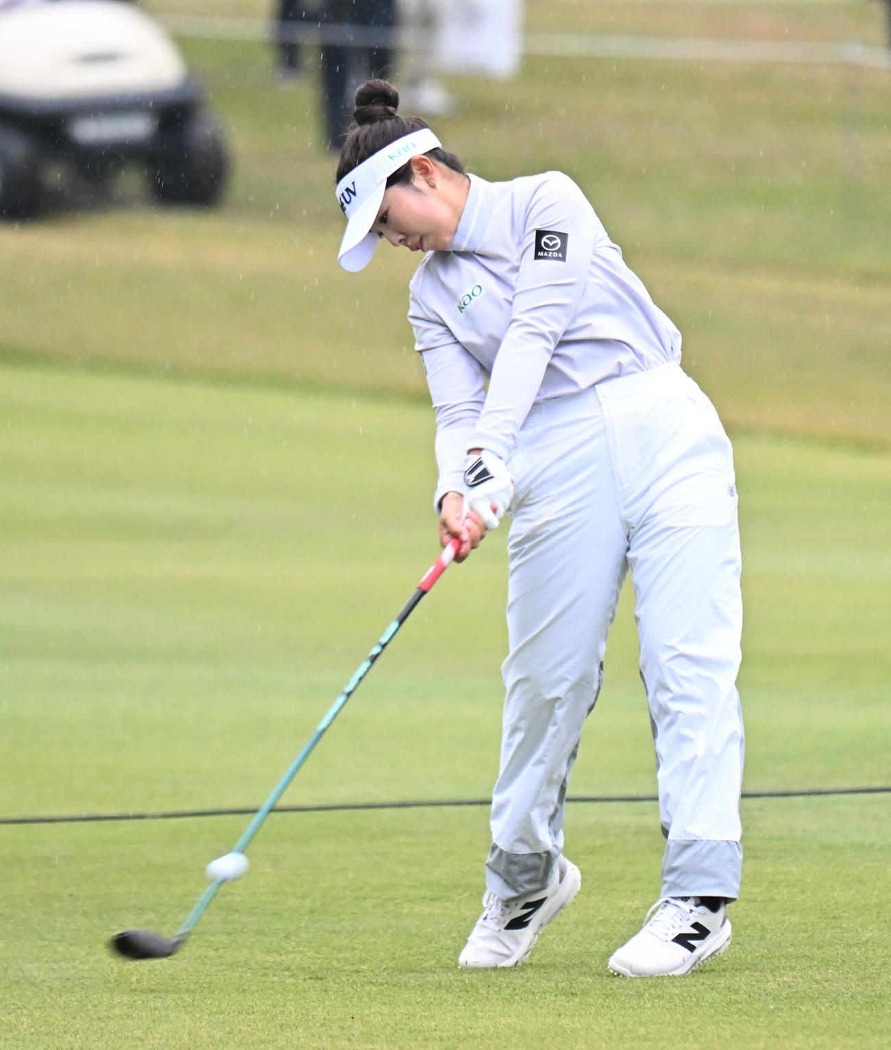 1番、第2打を打つ山下美夢有（撮影・和賀正仁）