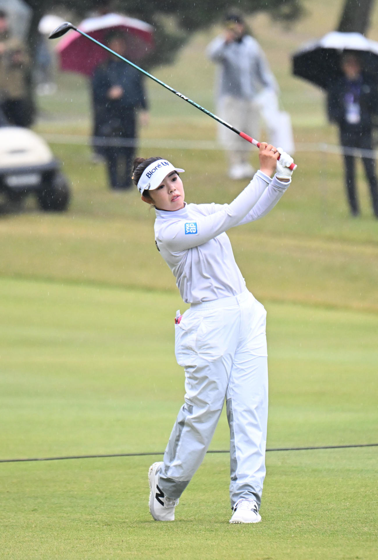 1番、第2打を打つ山下美夢有（撮影・和賀正仁）