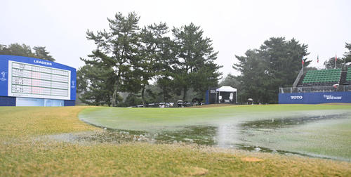 グリーンが川となるほどの雨となり試合は中断となった（撮影・和賀正仁）