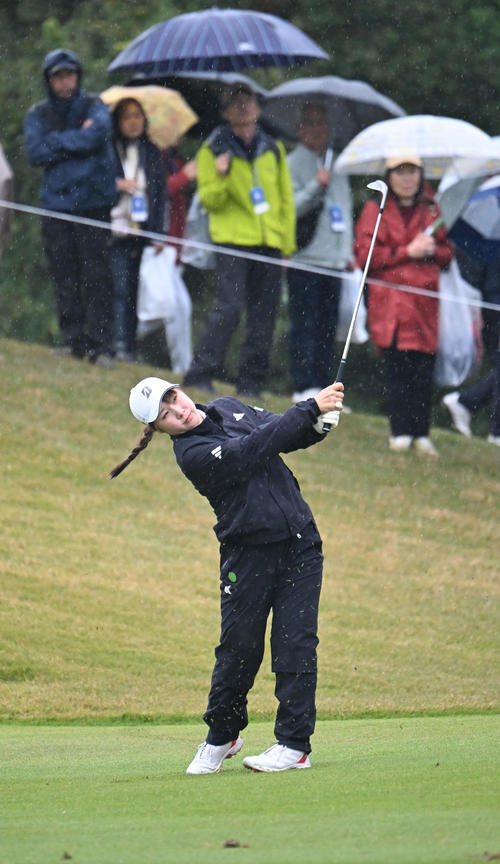 1番、第3打を打つ山下美夢有（撮影・和賀正仁）