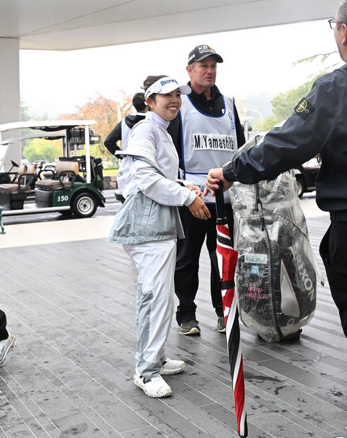 雨のため試合は中断となり、クラブハウスに引き揚げた山下美夢有（撮影・和賀正仁）