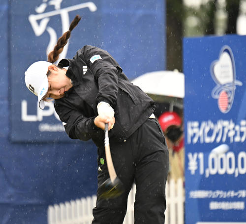 1番、ティーショットを打つ荒木優奈（撮影・和賀正仁）