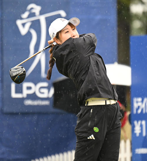 1番、ティーショットを打つ荒木優奈（撮影・和賀正仁）