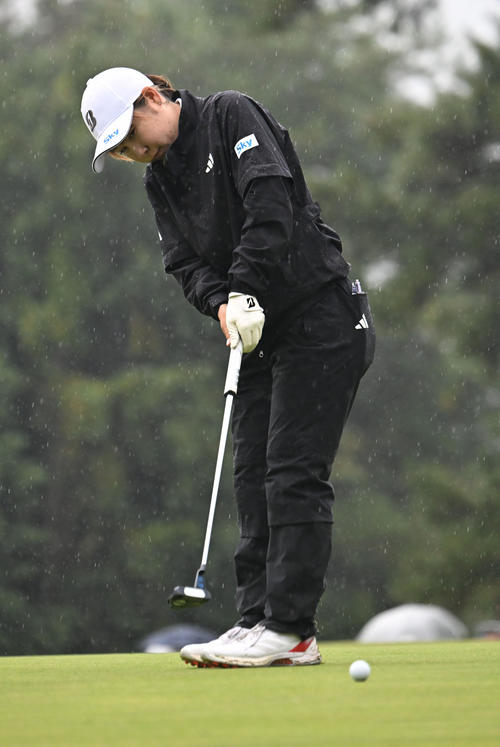 1番、バーディーパットを狙う荒木優奈（撮影・和賀正仁）