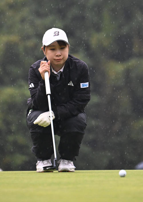 1番、バーディーパットを狙う荒木優奈（撮影・和賀正仁）