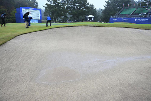 バンカーに水がたまるほどの雨となり中断となった（撮影・和賀正仁）