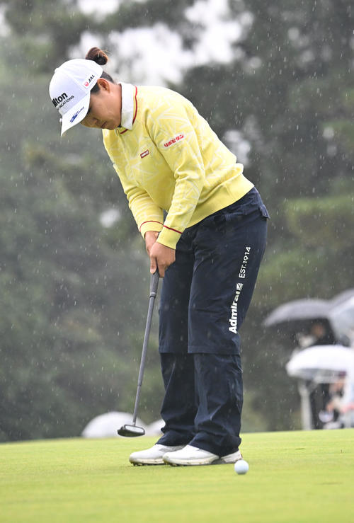 1番、バーディーパットを沈める畑岡奈紗（撮影・和賀正仁）