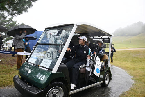 雨のため試合は中断となり、クラブハウスに引き揚げる佐久間朱莉（撮影・和賀正仁）
