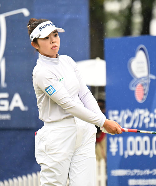1番、ティーショットを打つ山下美夢有（撮影・和賀正仁）