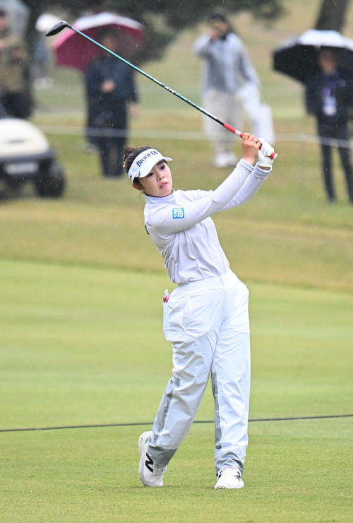 1番、第2打を打つ山下美夢有（撮影・和賀正仁）