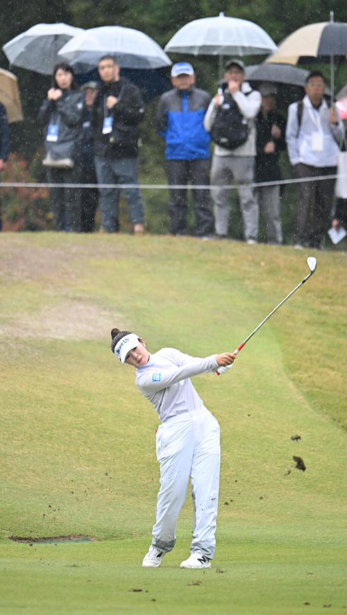 1番、第3打を打つ山下美夢有（撮影・和賀正仁）