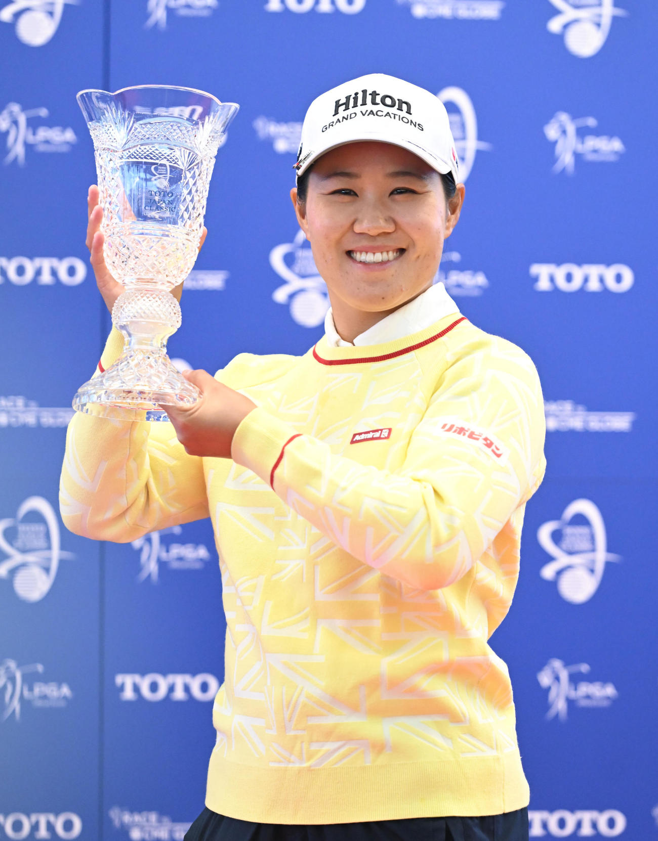 3年ぶりの優勝を果たしカップを掲げる畑岡奈紗（撮影・和賀正仁）