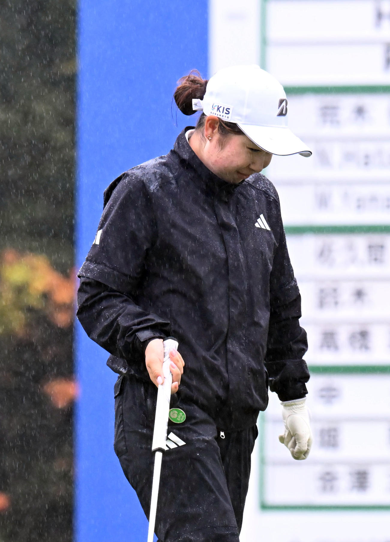 パーパットを外しうつむく荒木優奈（撮影・和賀正仁）