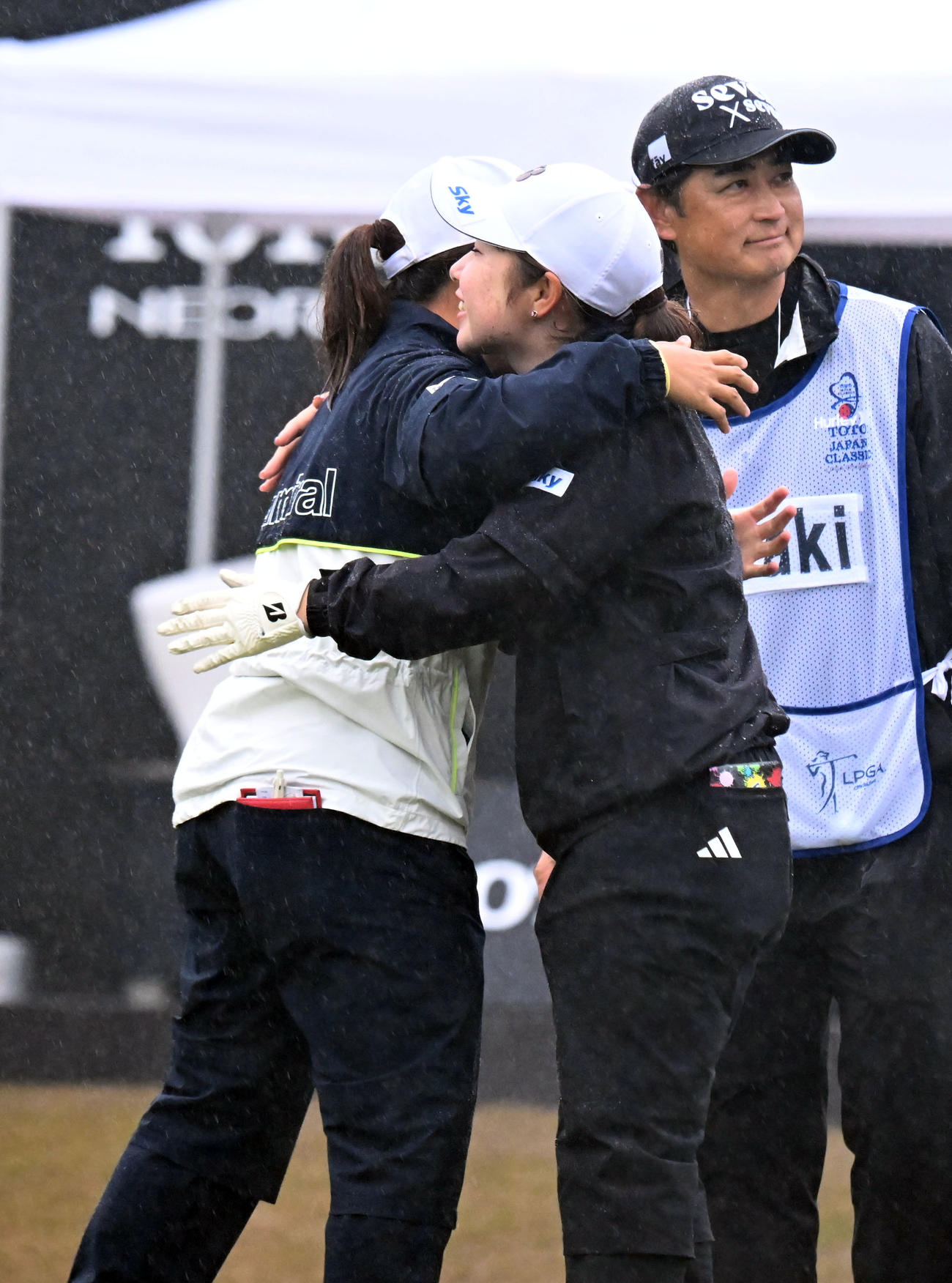 優勝した畑岡奈紗（左）を祝福する荒木優奈（撮影・和賀正仁）