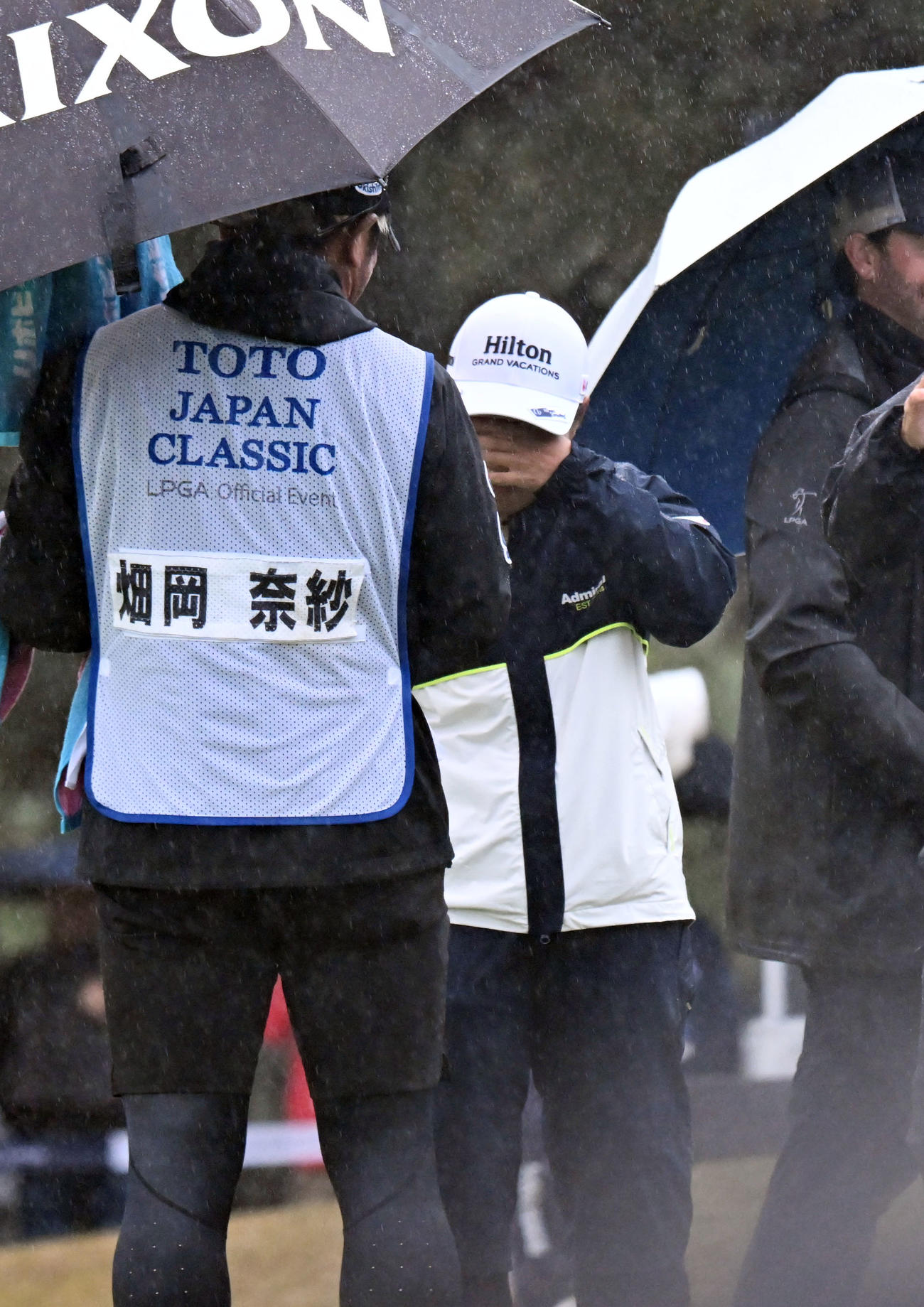3年半ぶりの優勝を果たし涙をぬぐう畑岡奈紗（撮影・和賀正仁）