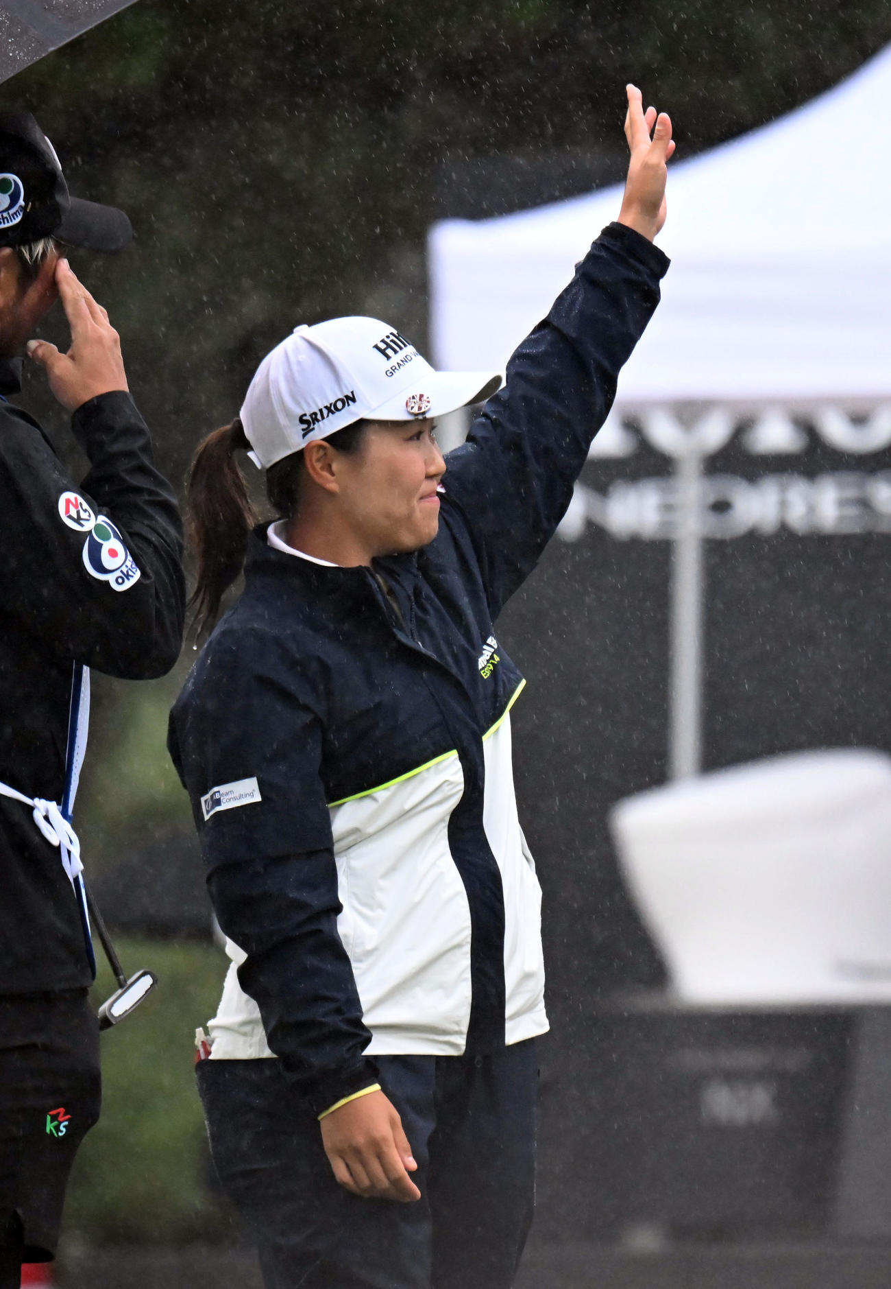 3年半ぶりの優勝を果たしファンに手を振る畑岡奈紗（撮影・和賀正仁）