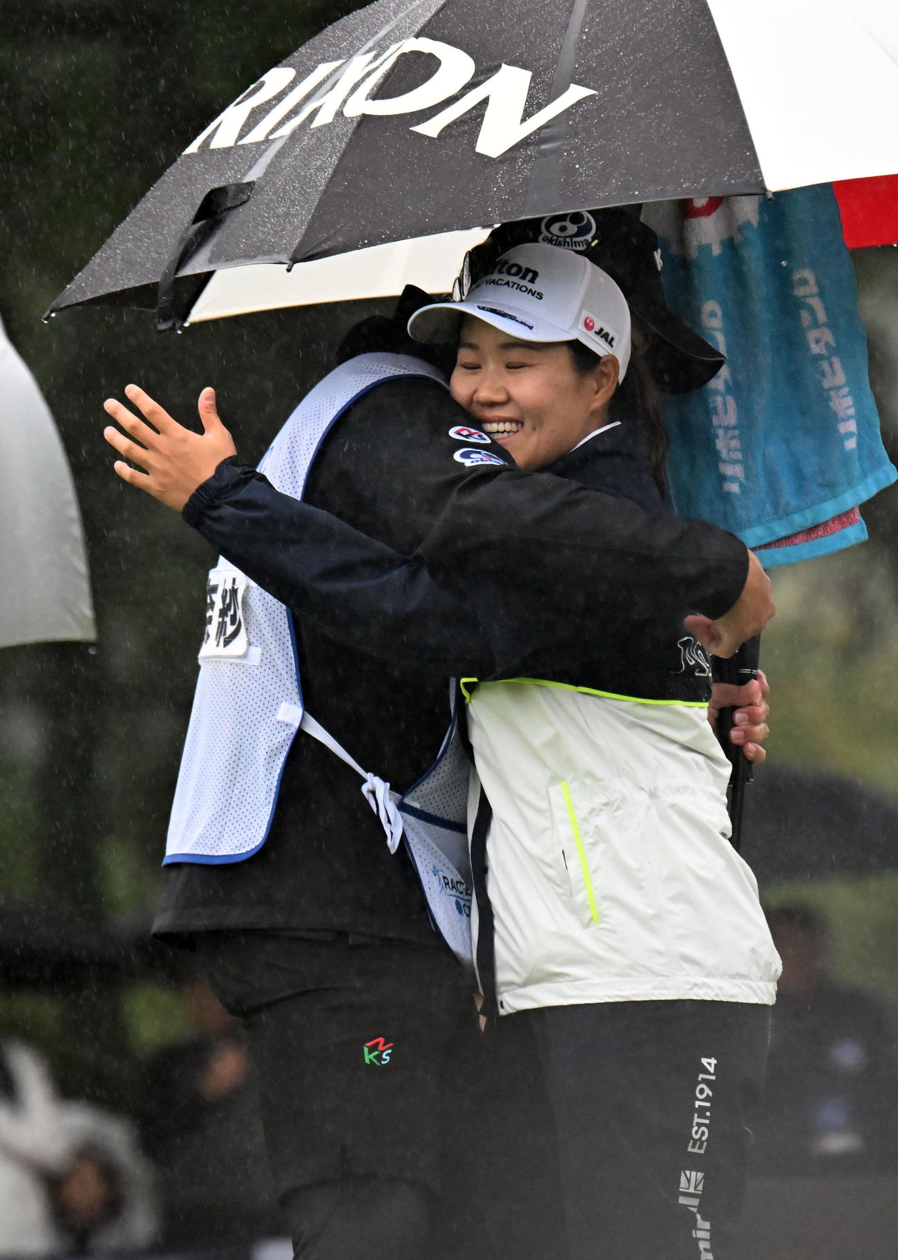 プレーオフを制した畑岡奈紗はキャディーと抱き合って喜ぶ（撮影・和賀正仁）