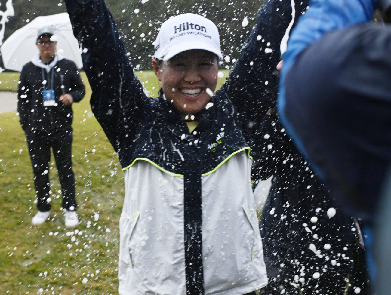 3年半ぶりの優勝を果たしシャンパンシャワーを浴びる畑岡奈紗（撮影・和賀正仁）