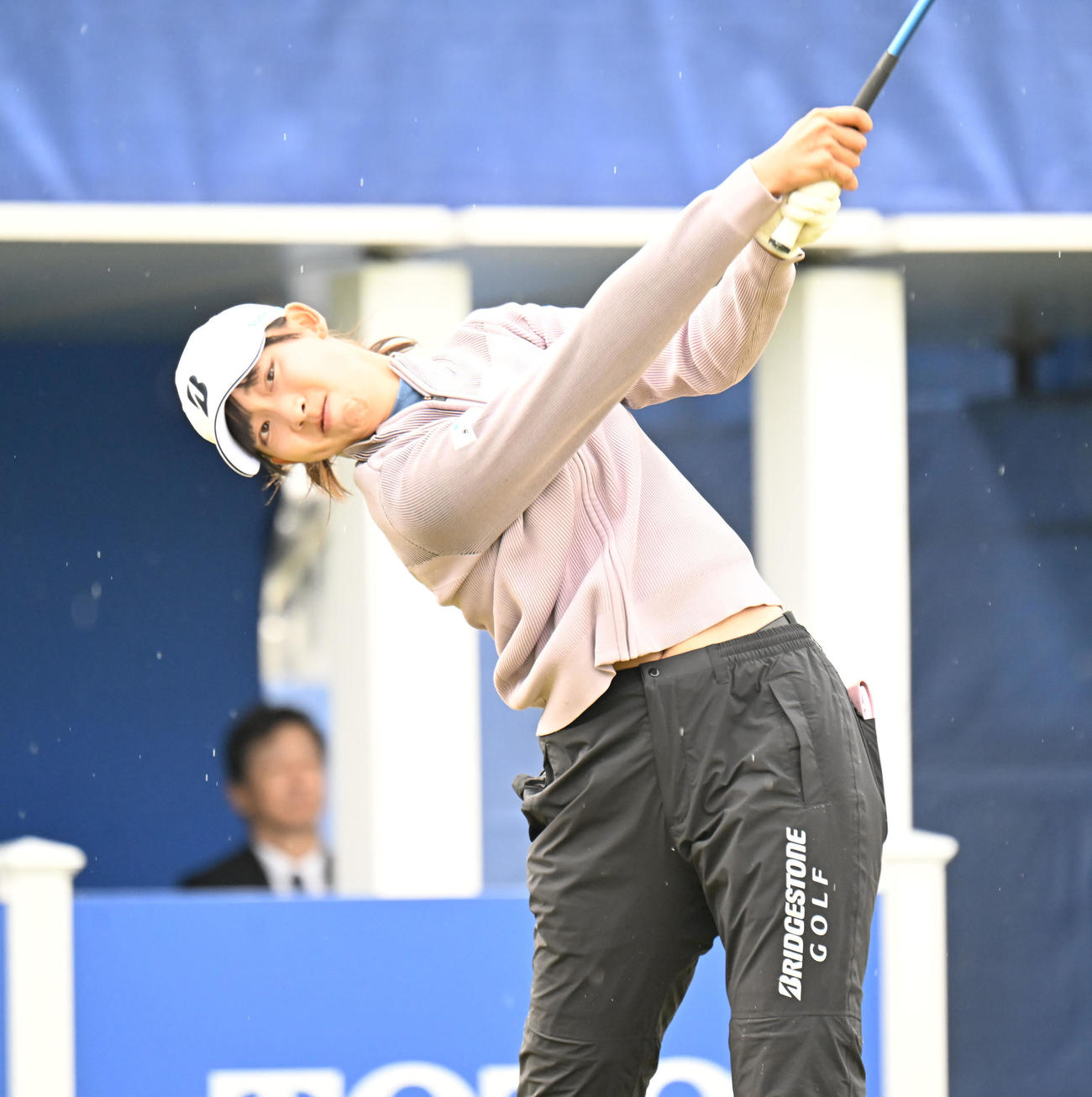 1番、ティーショットを打つ馬場咲希（撮影・和賀正仁）
