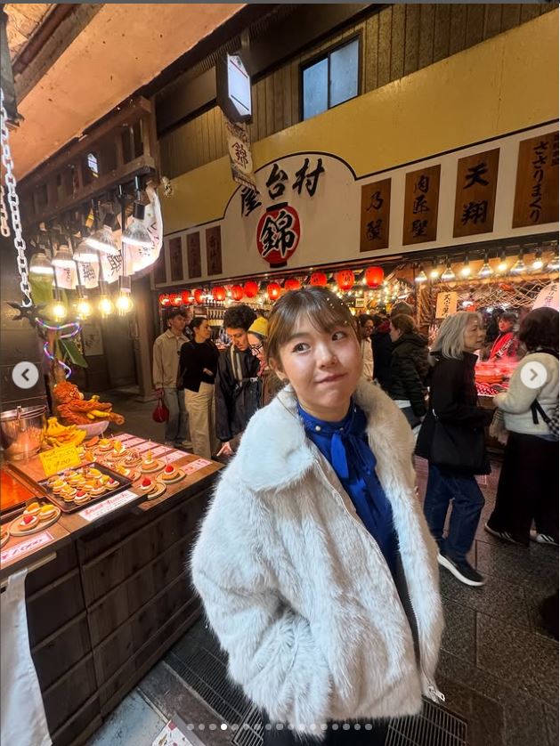錦市場を歩く吉田優利（吉田優利のインスタグラムから）