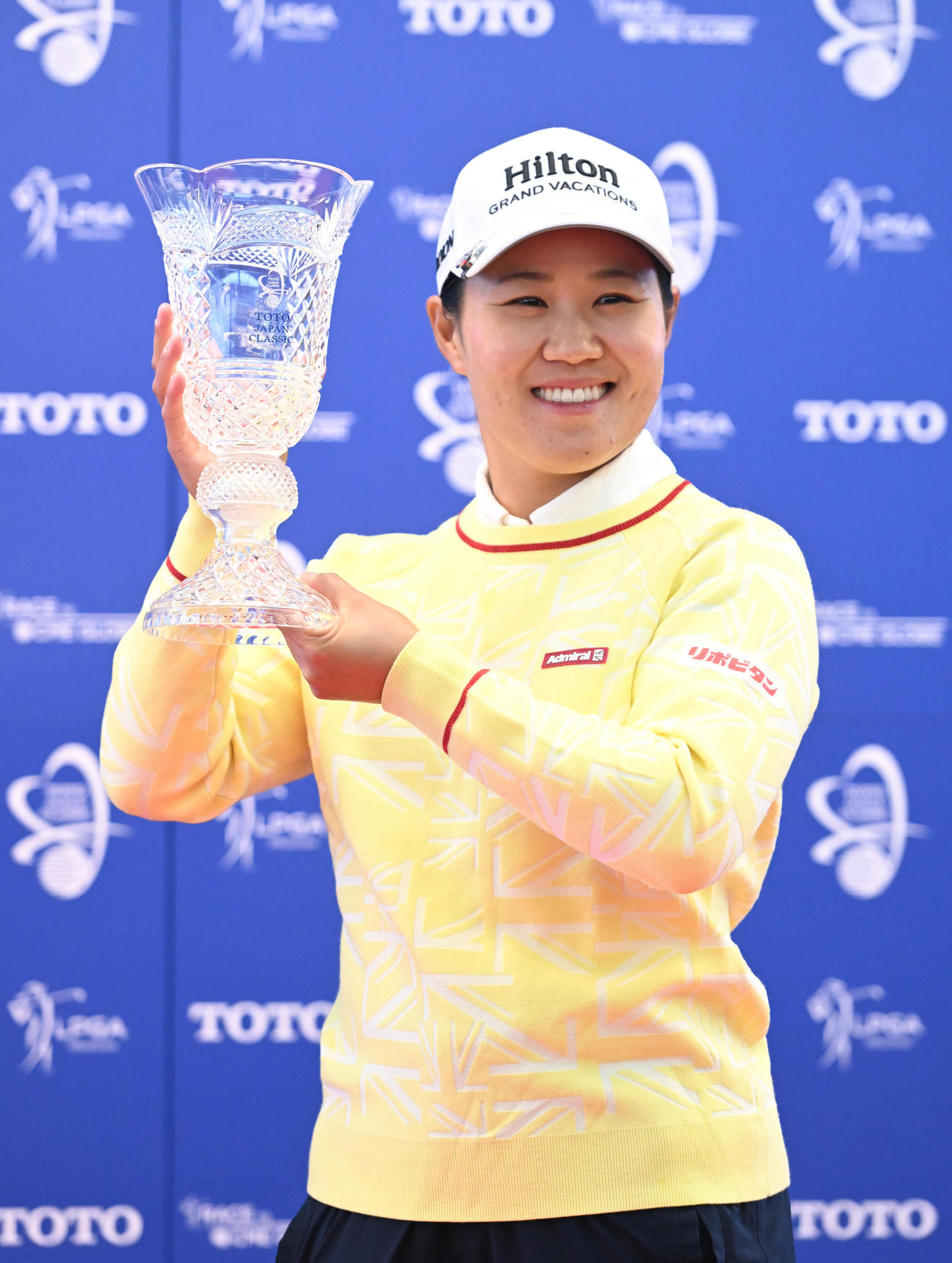 3年半ぶりの優勝を果たしカップを掲げる畑岡奈紗（2025年11月9日撮影）