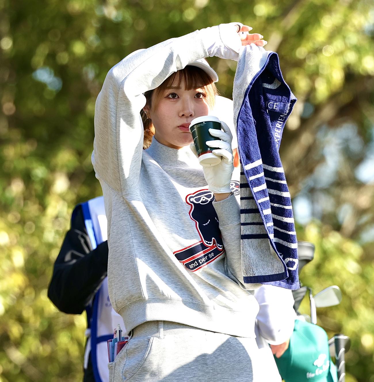 2番、コーヒーを飲む都玲華（撮影・宮地輝）