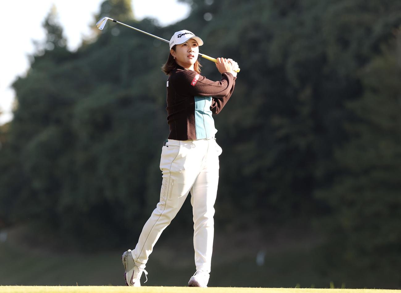 2番、ティーショットを放つ泉田琴菜（撮影・宮地輝）