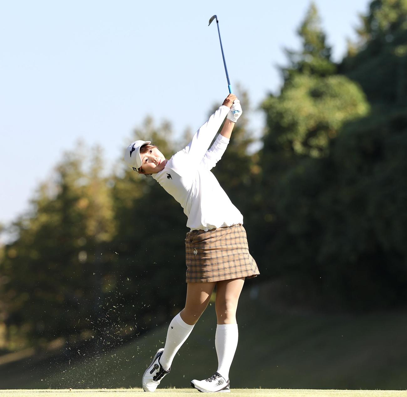 2番、ティーショットを放つ稲垣那奈子（撮影・宮地輝）