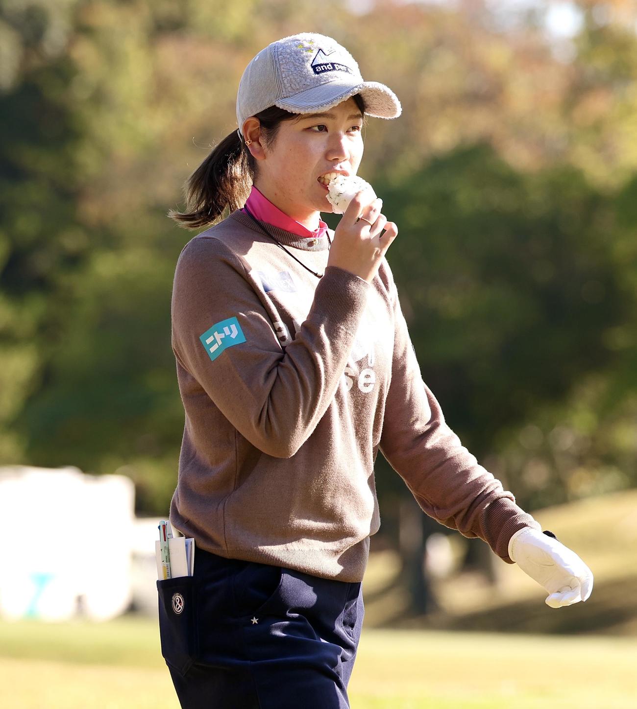 2番、おにぎりをほおばる桜井心那（撮影・宮地輝）
