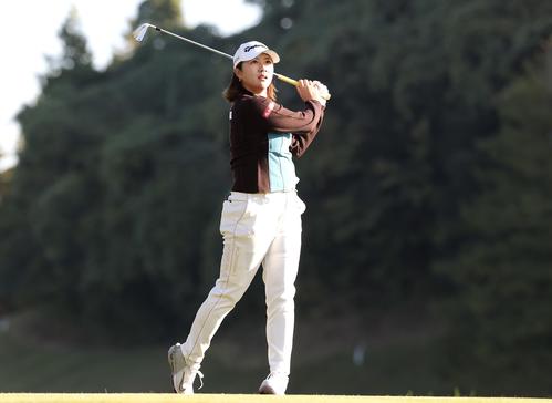 2番、ティーショットを放つ泉田琴菜（撮影・宮地輝）