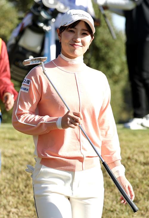 2番、ティーショットを放ち笑顔を見せる蛭田みな美（撮影・宮地輝）