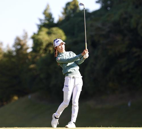 2番、ティーショットを放つ安田祐香（撮影・宮地輝）