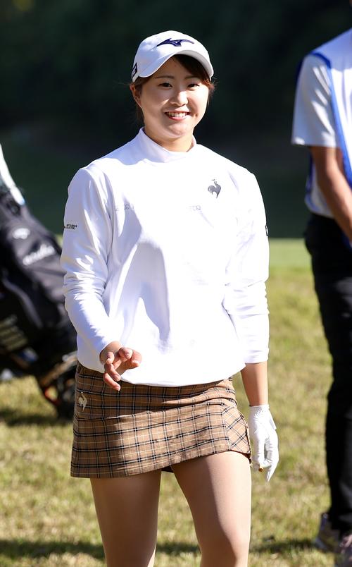 2番、ティーショットを放ち笑顔で移動する稲垣那奈子（撮影・宮地輝）