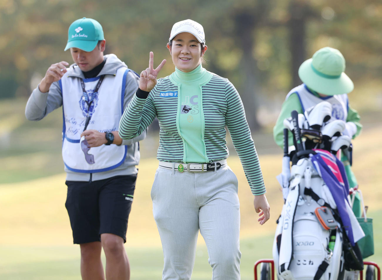 初日を6アンダーで終え笑顔でピースする川岸史果（撮影・宮地輝）