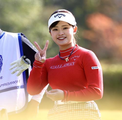 3番、笑顔でピースする政田夢乃（撮影・宮地輝）