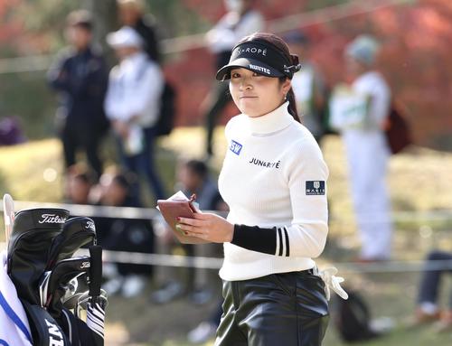 初日を6アンダーで終え笑みを見せる三ケ島かな（撮影・宮地輝）