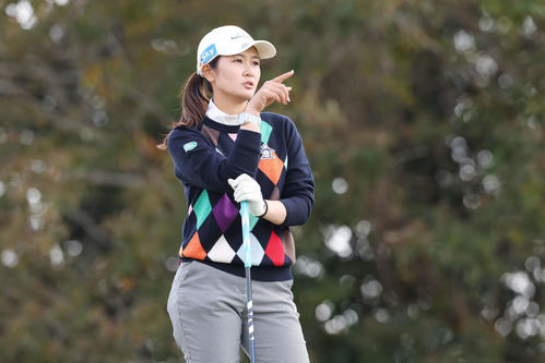 18番、ティーショットに臨む神谷そら（撮影・宮地輝）