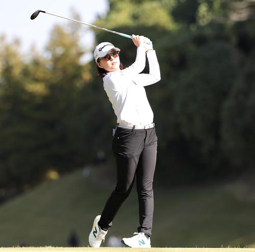 2番、ティーショットを放つ山内日菜子（撮影・宮地輝）