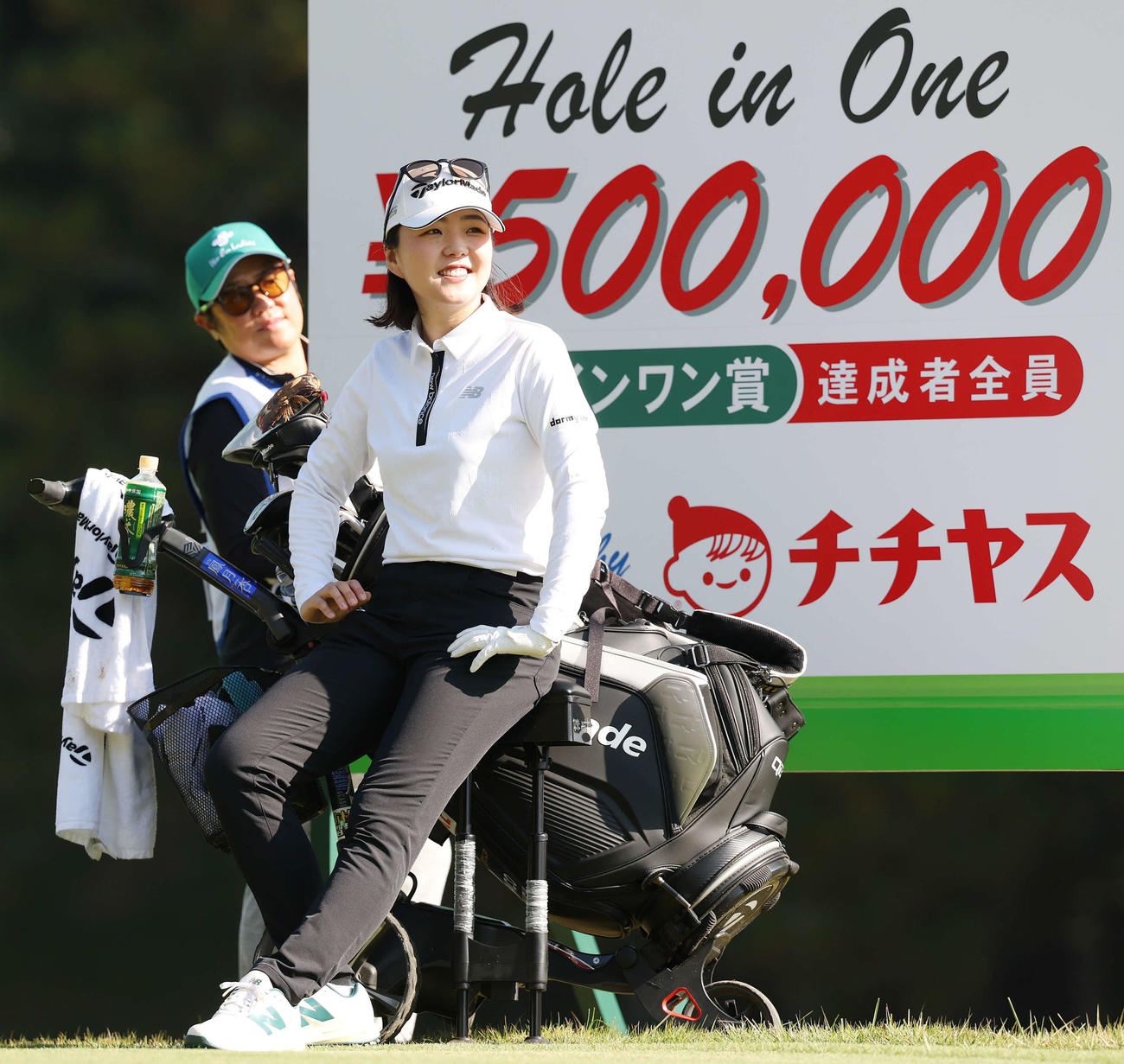 2番、ゴルフバッグに腰をかける山内日菜子（撮影・宮地輝）