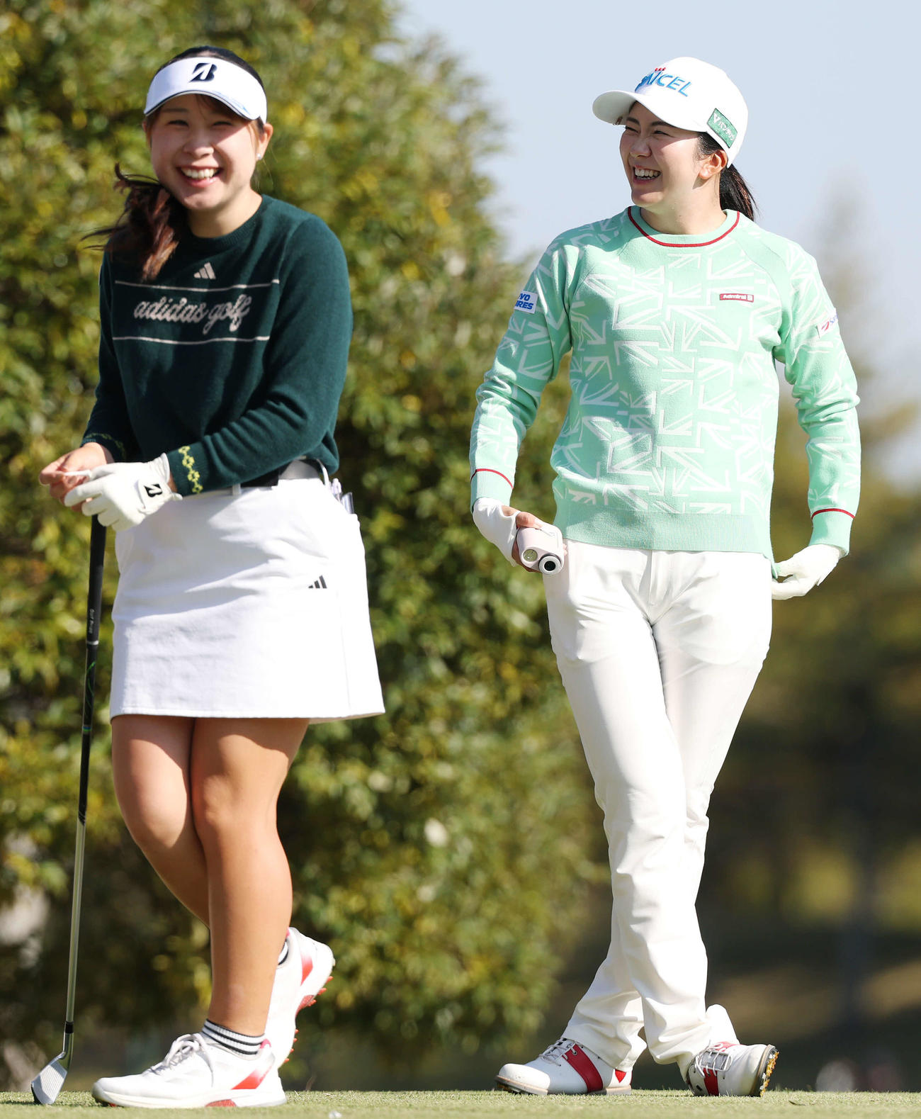 2番、荒木優奈（左）と笑顔を見せる堀琴音（撮影・宮地輝）