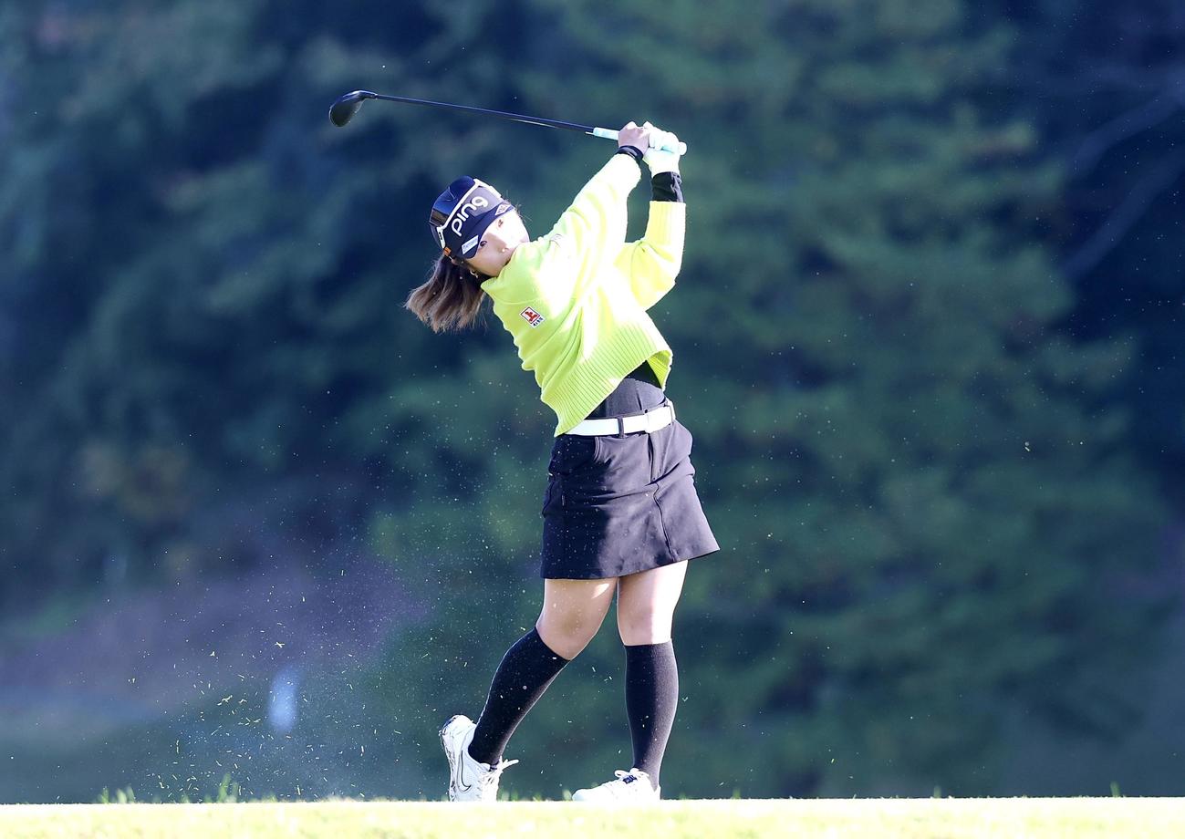 2番、ティーショットを放つ佐久間朱莉（撮影・宮地輝）