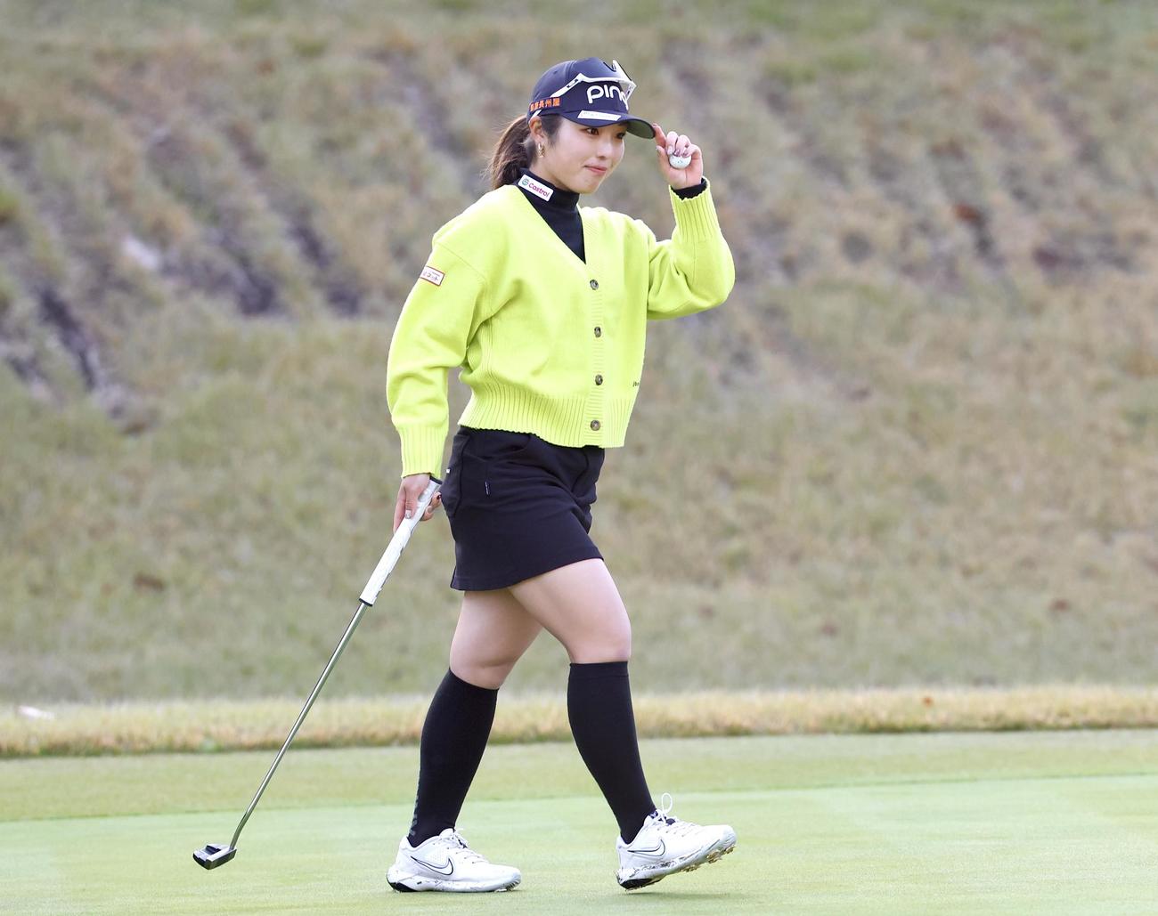 2番、バーディーパットを決めた佐久間朱莉（撮影・宮地輝）