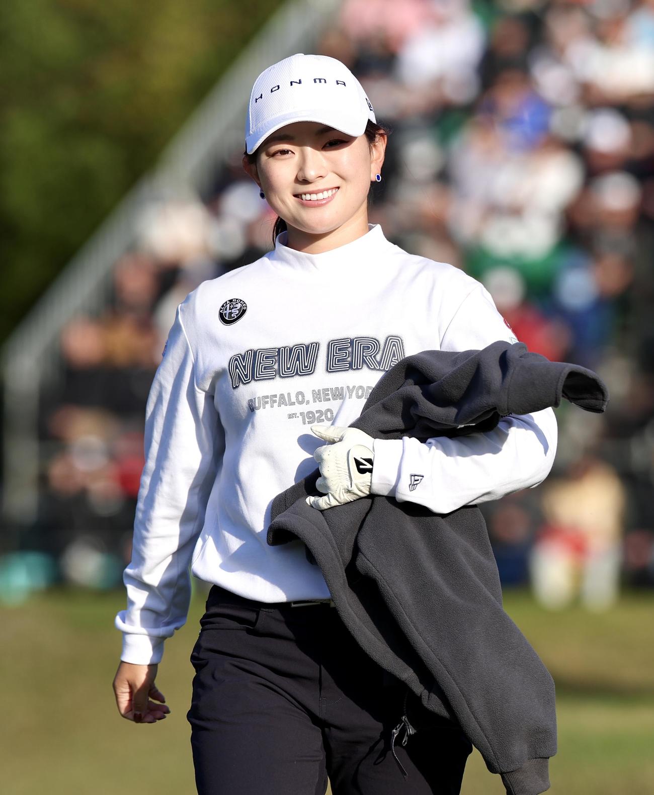 1番、ティーショットを放ち笑顔を見せる吉川桃（撮影・宮地輝）