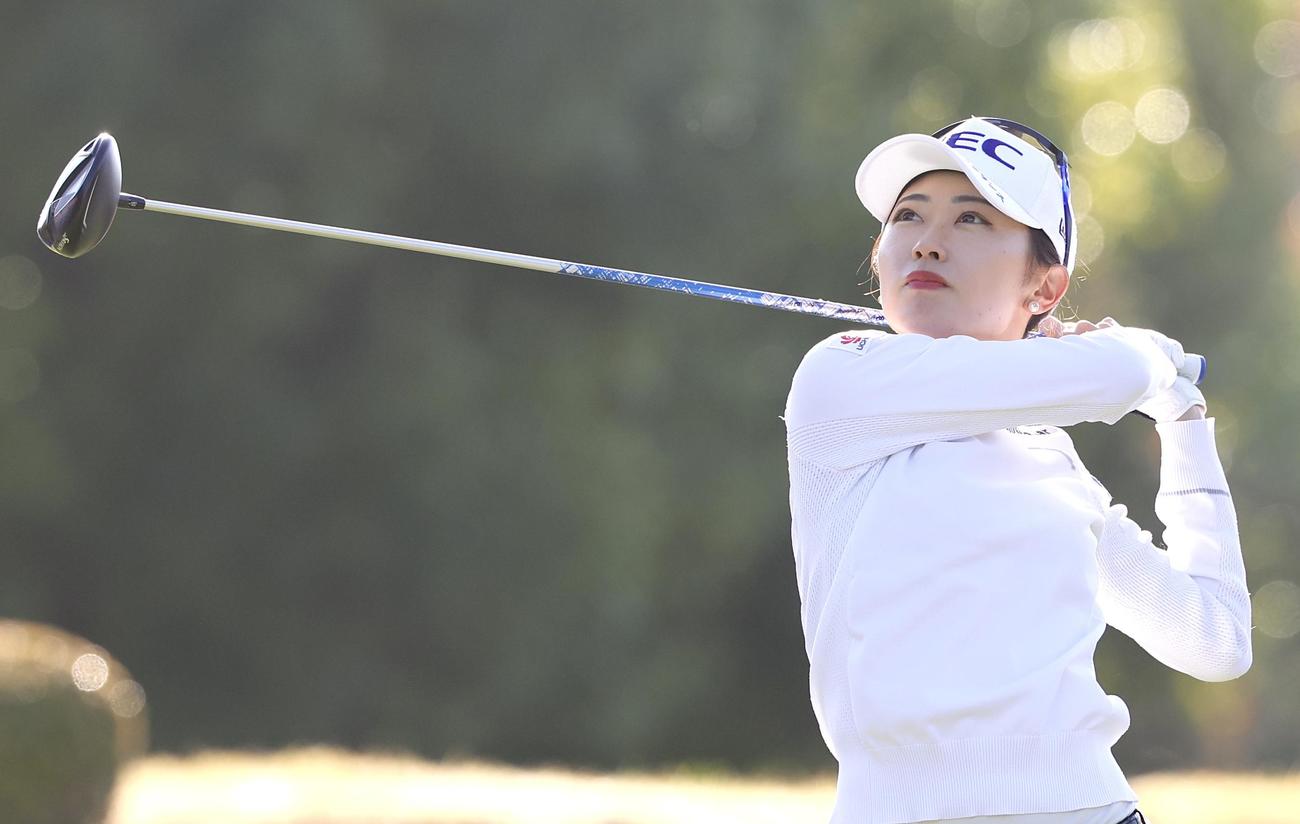 3番、ティーショットを放つ安田祐香（撮影・宮地輝）