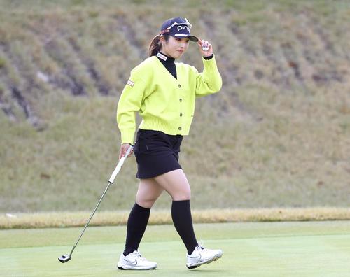 2番、バーディーパットを決めた佐久間朱莉（撮影・宮地輝）