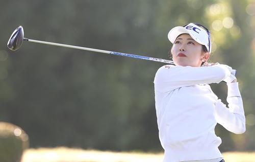 3番、ティーショットを放つ安田祐香（撮影・宮地輝）