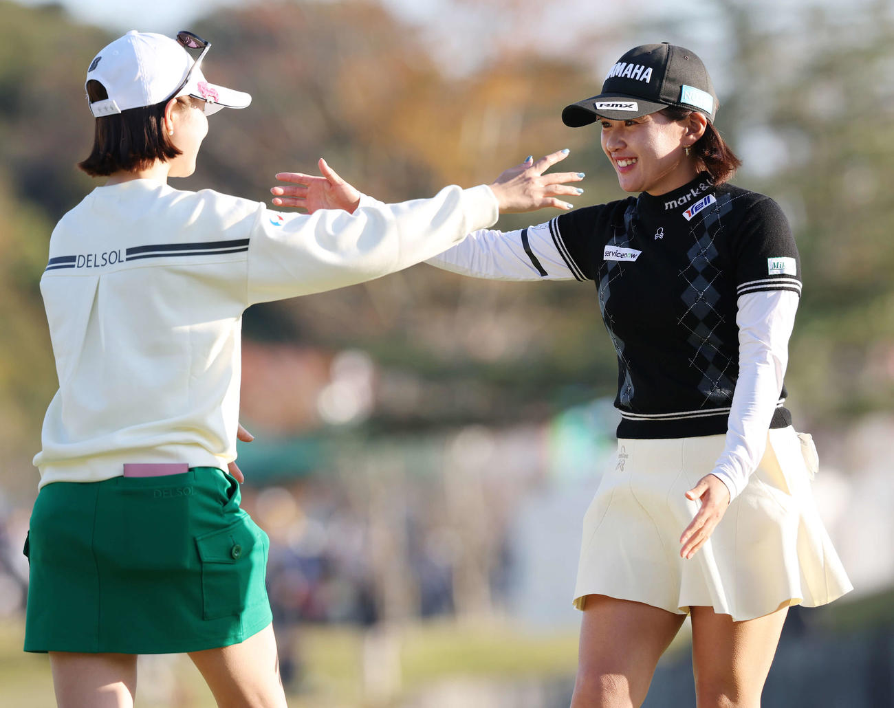 2日目を終え川崎春花（左）とハグする永井花奈（撮影・宮地輝）