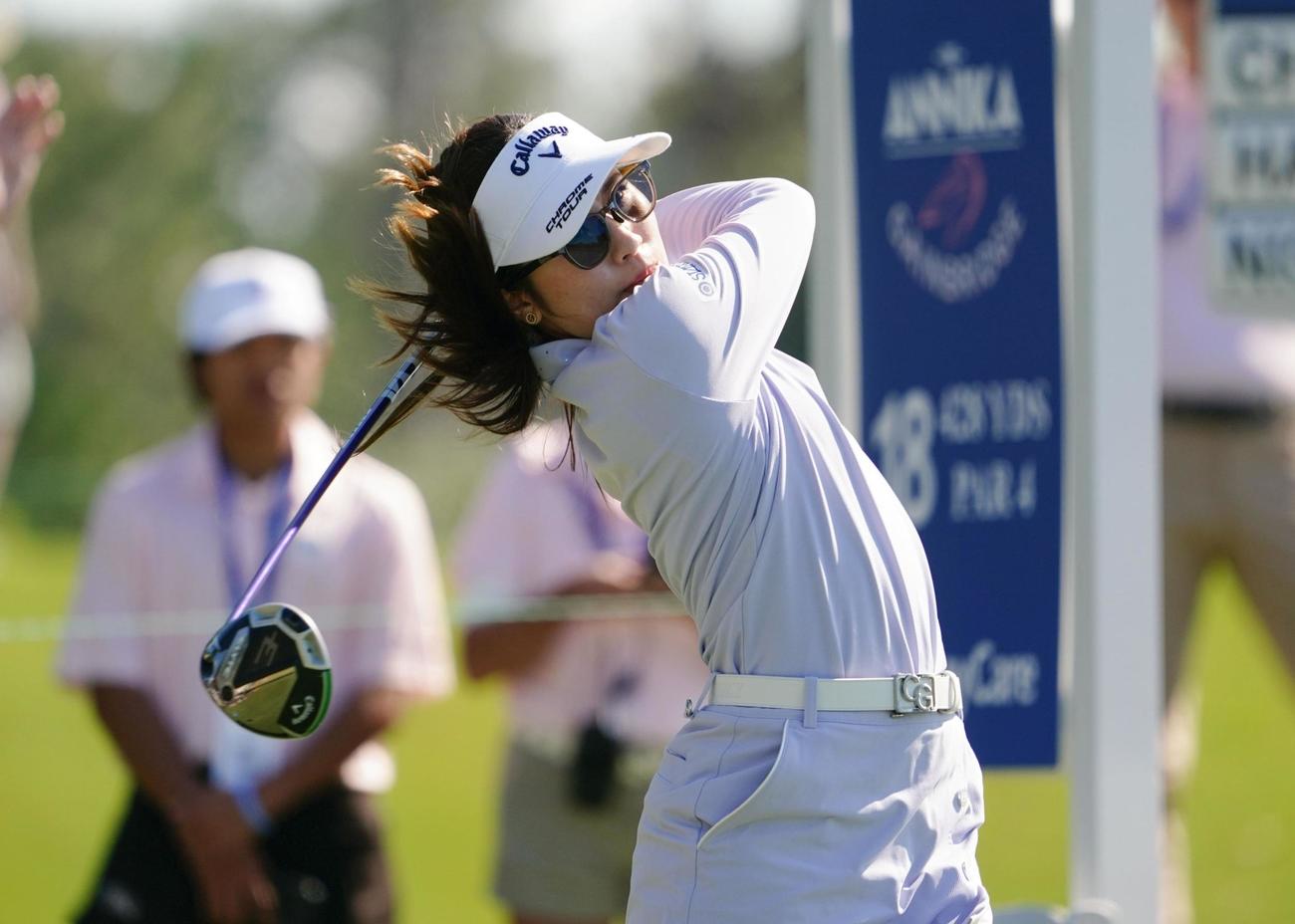 第2ラウンド、18番でティーショットを放つ西村優菜（共同）
