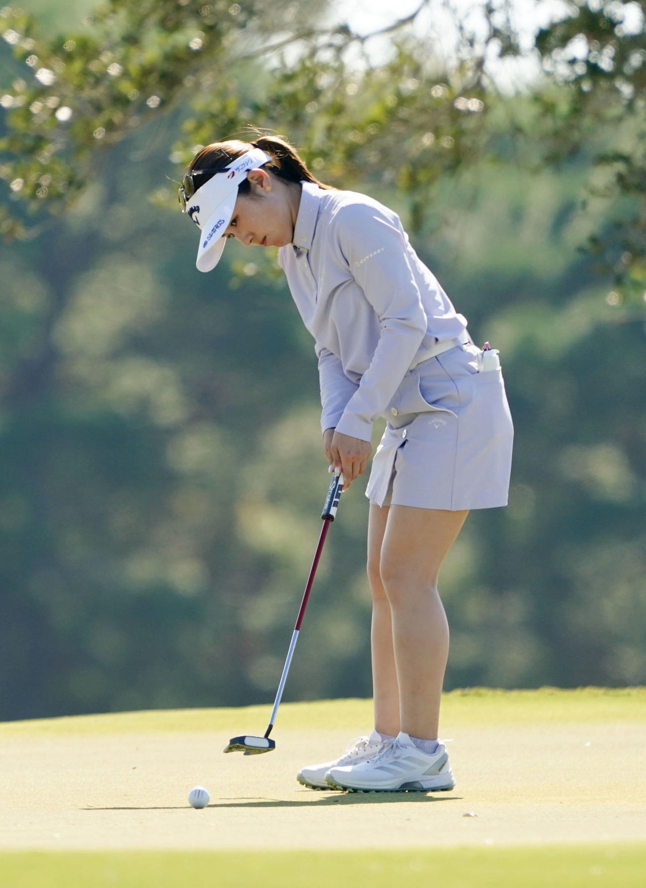 第2ラウンド、17番でバーディーパットを決める西村優菜。通算4アンダーで15位（共同）